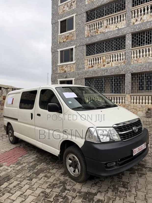 Toyota HiAce 2011 White · Photo 1