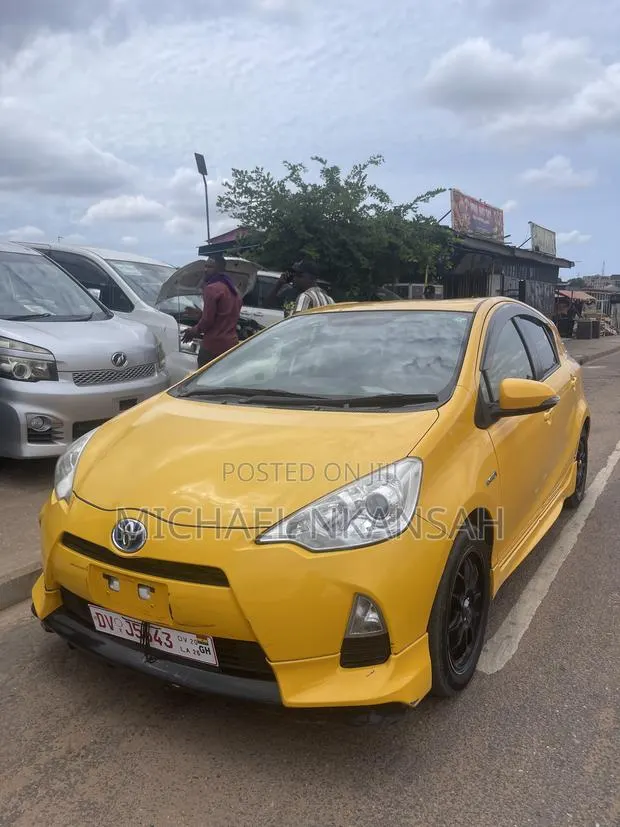 Toyota Aqua 2012 Yellow · Photo 1