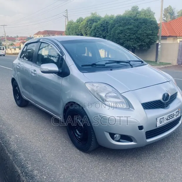 Toyota Vitz 1.3 AWD 5dr 2010 Silver · Photo 1