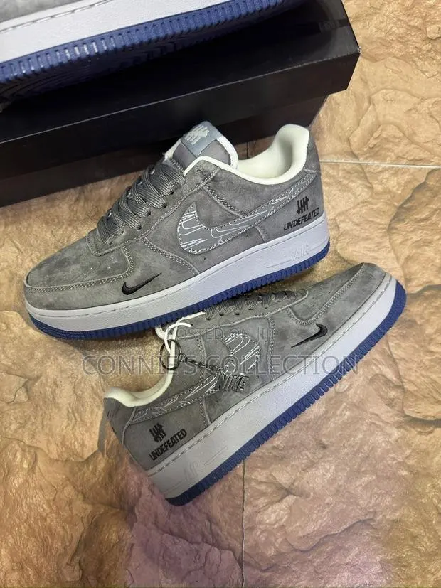 Nike Air Force 1 X Undefeated Gray Suede · Photo 1