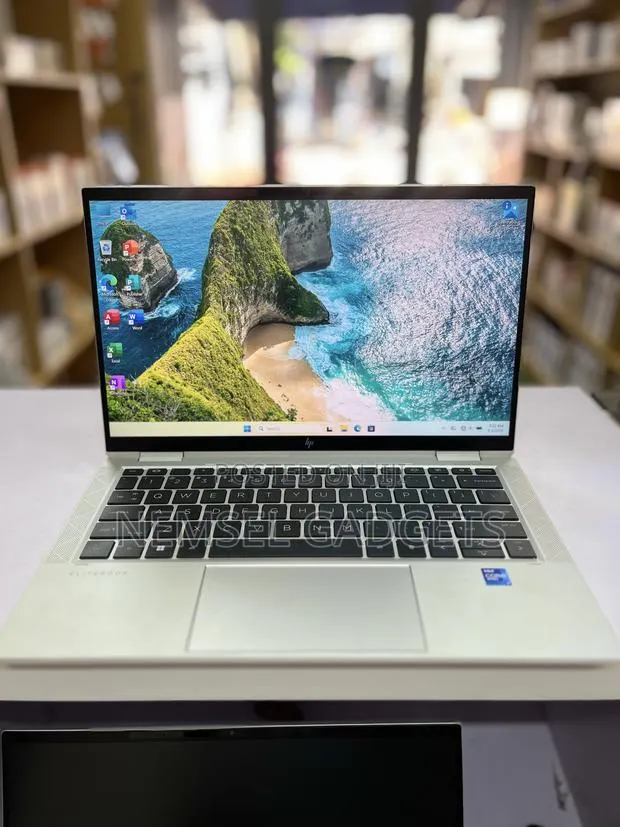 New Laptop HP EliteBook 1030 16GB Intel Core i7 SSD 512GB · Photo 1