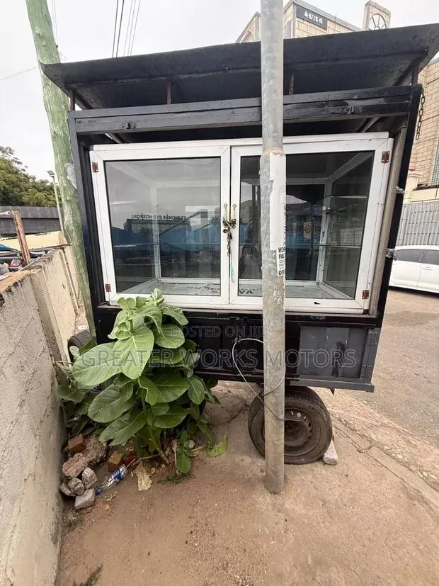 Glass Sieve Container on a Movable Truck · Photo 1