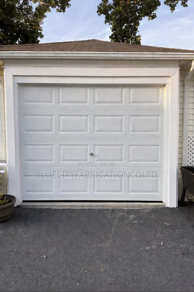 Garage Door · Photo 1