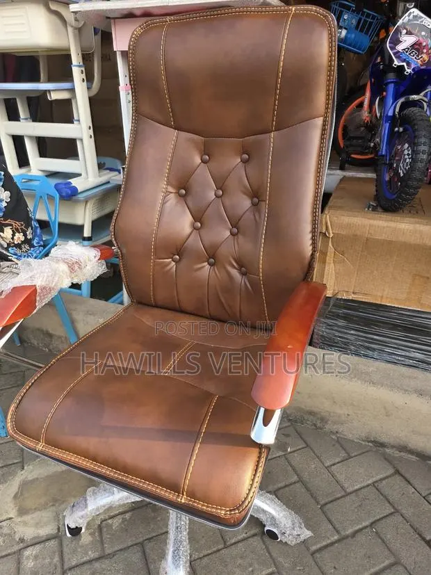 Brown Leather Swivel Executive Chair · Photo 1
