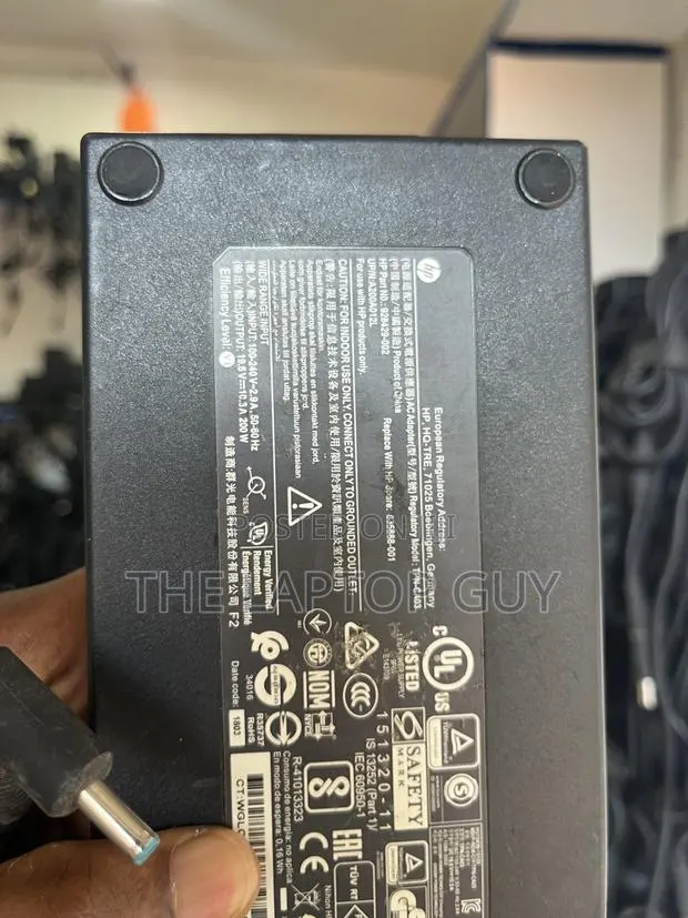 The Original HP 200 Watts Charger · Photo 4