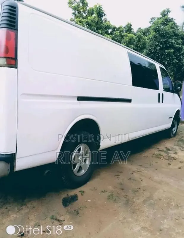 GMC Savana 2011 White · Photo 1