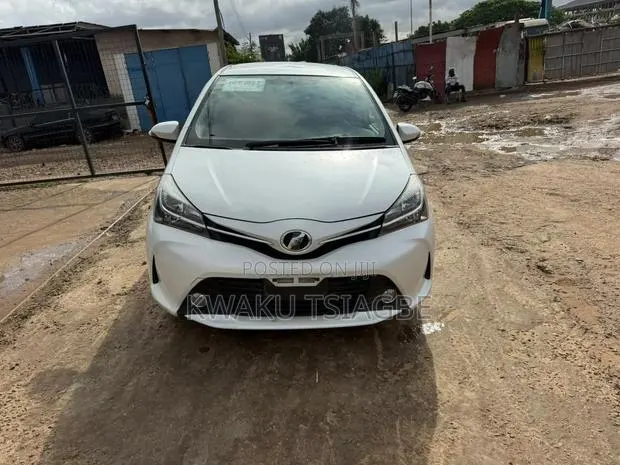 Toyota Vitz 1.3 FWD 5dr 2015 Pearl · Photo 1