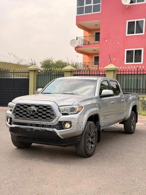 Toyota Tacoma 2023 Gray · Photo 1