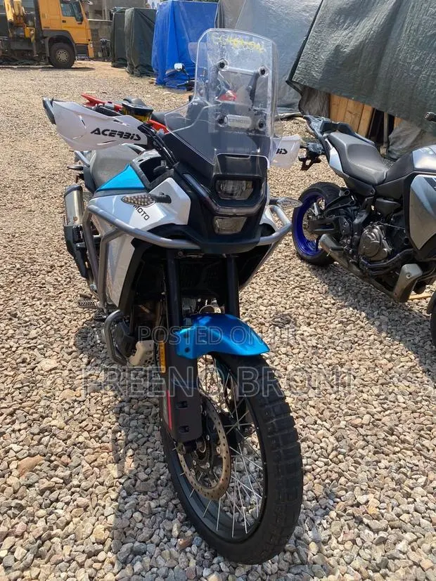 CFMoto 400NK 2025 White · Photo 1