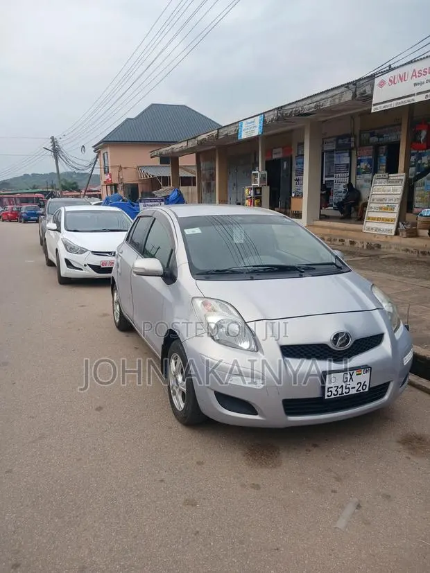 Toyota Vitz 1.3 FWD 5dr 2010 Silver · Photo 1