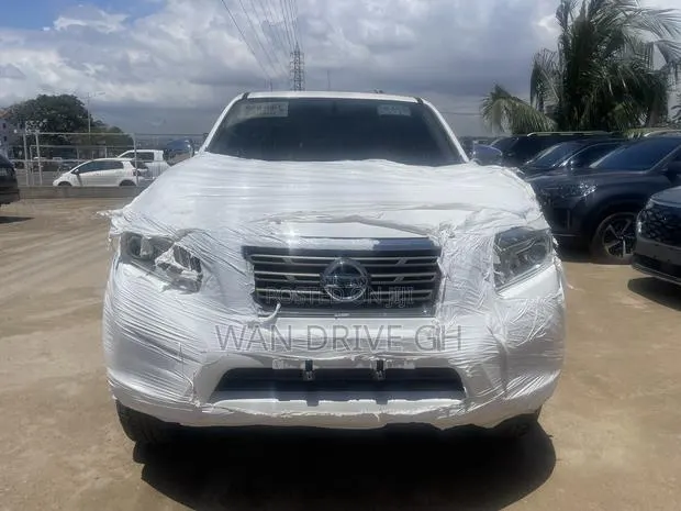 Nissan Navara 2018 White · Photo 1