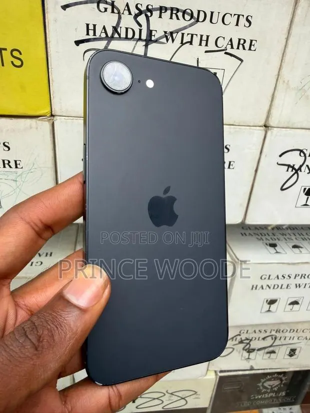 Apple iPhone 16e 128 GB Black · Photo 1