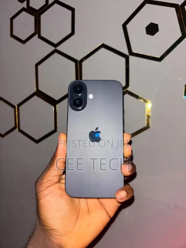 Apple iPhone 16 128 GB Black · Photo 1