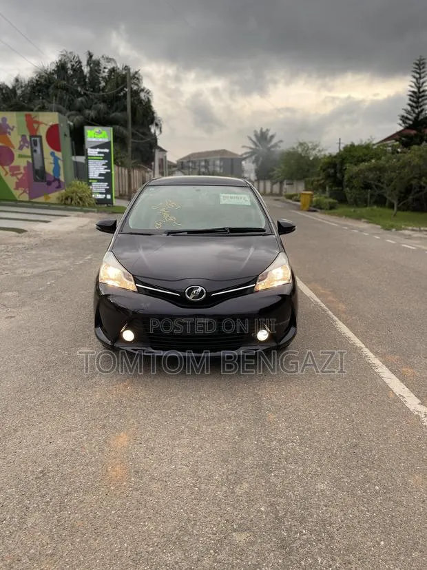 Toyota Vitz 1.3 FWD 5dr 2015 Burgundy · Photo 1