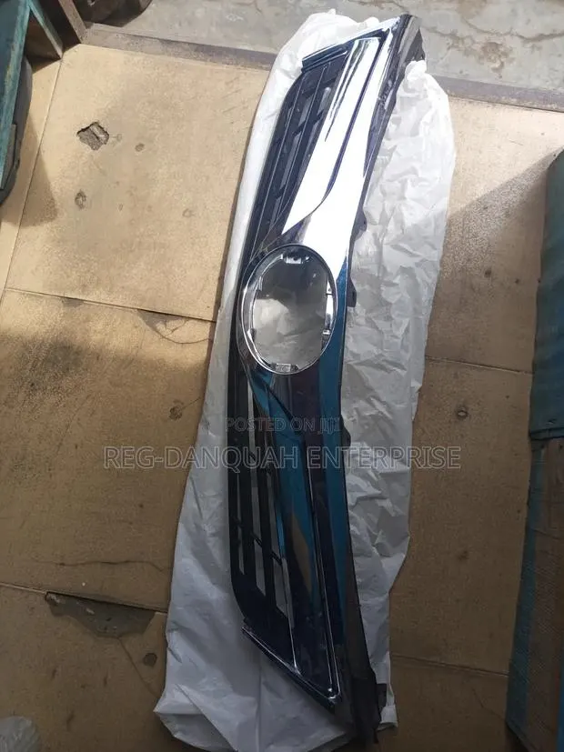 Toyota Camry 2012-2014 Top Grille LE · Photo 1