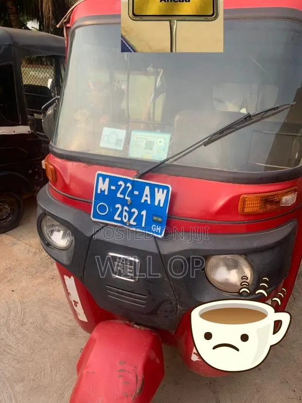 Bajaj RE 2022 Red · Photo 1