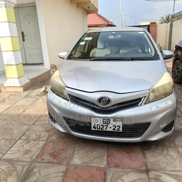 Toyota Vitz 2012 Gray · Photo 1