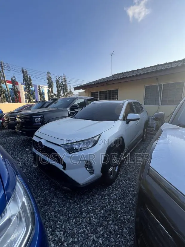 Toyota RAV4 LE FWD 2020 White · Photo 1