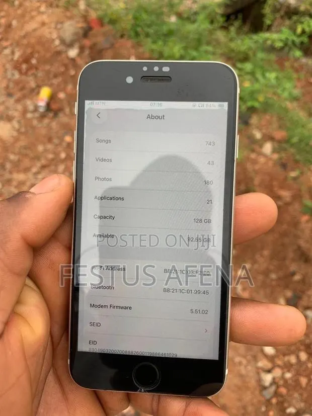 Apple iPhone SE (2022) 128 GB White · Photo 1
