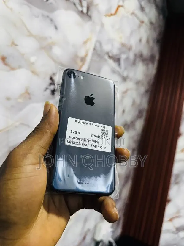 Apple iPhone 7 32 GB Black · Photo 1
