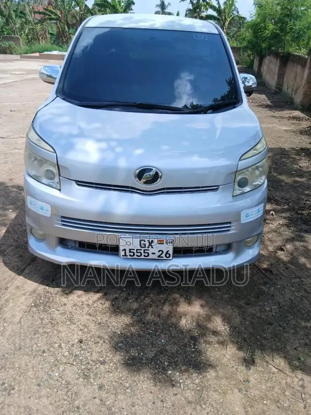 Toyota Voxy 2012 Silver · Photo 1