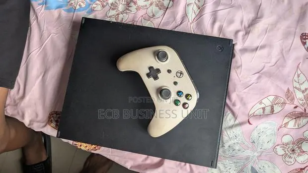 Xbox 1x With One Controller · Photo 1