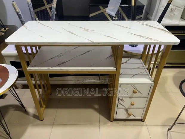 Nail Tech / Manicure Table · Photo 1