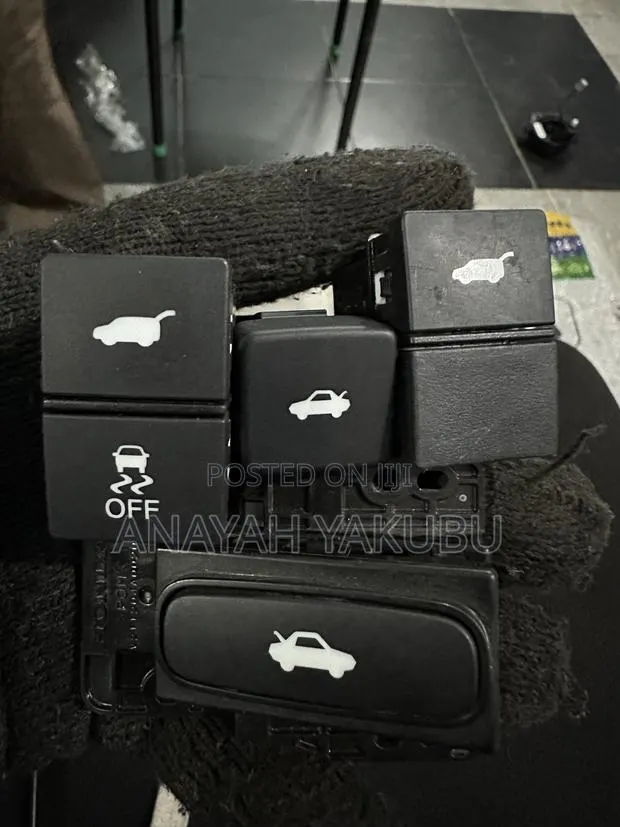 2017-21 Honda CRV Boot Switch · Photo 1