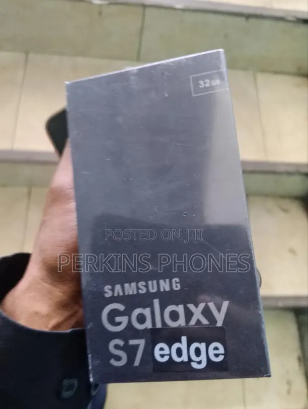 New Samsung Galaxy S7 edge 32 GB Black · Photo 1