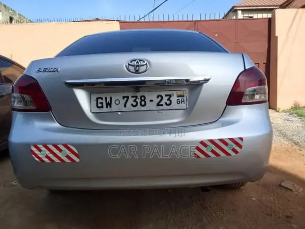 Toyota Belta 2010 Silver · Photo 1