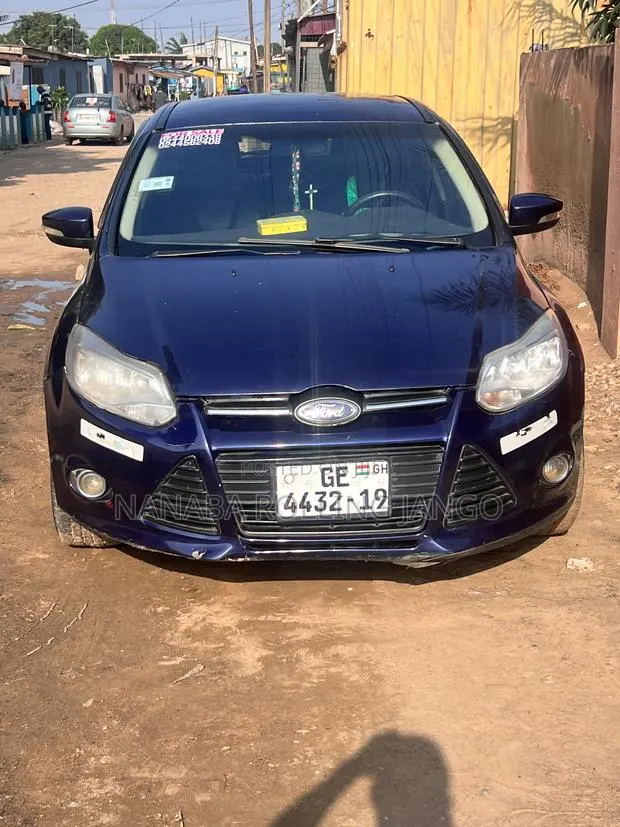 Ford Focus SE 4dr Hatchback (2.0L 4cyl 5M) 2014 Blue · Photo 1