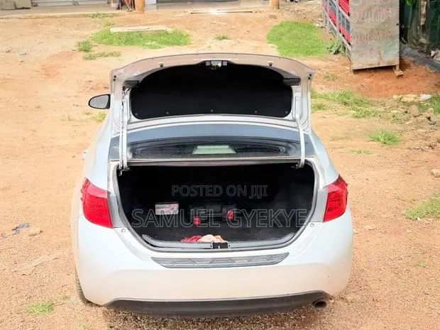 Toyota Corolla 2018 Silver · Photo 1