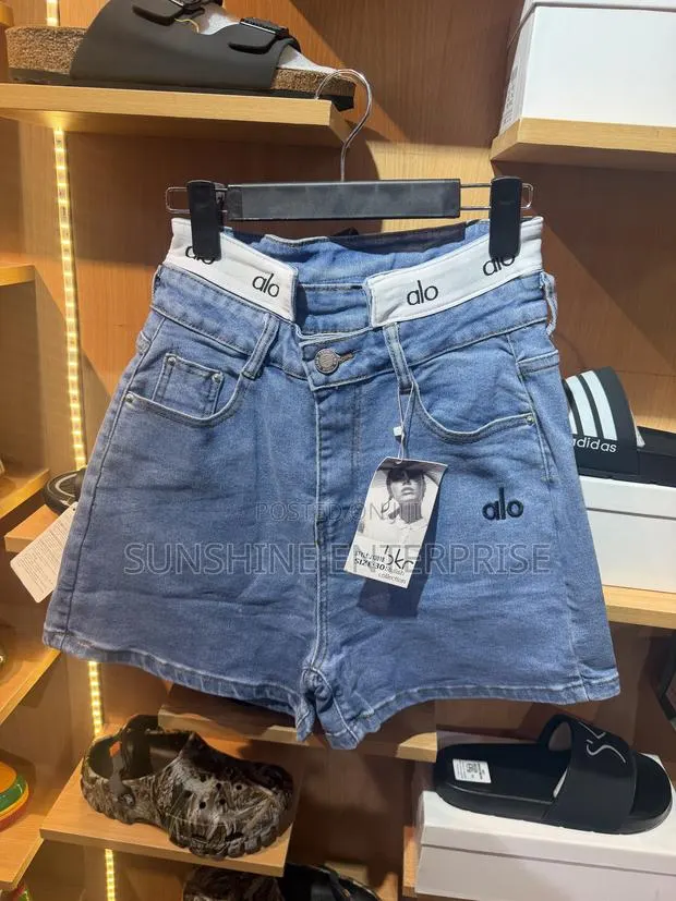 Ladies Short Jeans · Photo 1