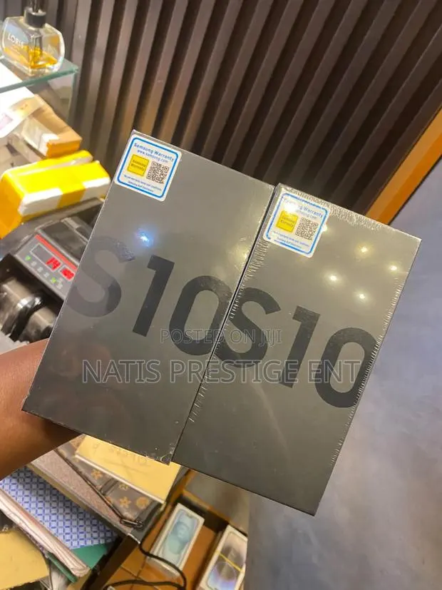 New Samsung Galaxy S10 128 GB Black · Photo 1