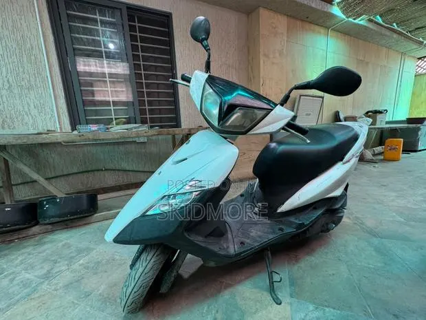 Yamaha 2011 White · Photo 1