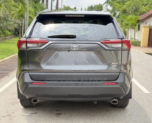 Toyota RAV4 XLE 2025 Gray · Photo 1