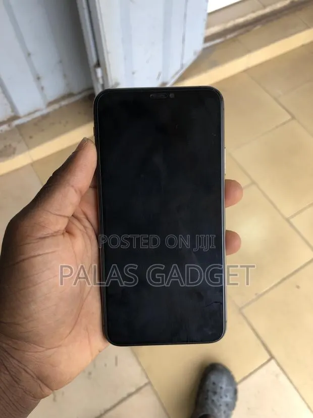 New Apple iPhone 11 Pro Max 64 GB Black · Photo 1
