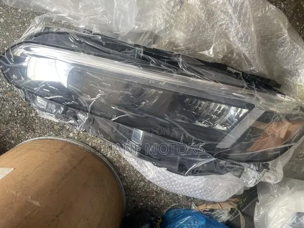 Honda Civic 2022 Touring Headlights · Photo 1