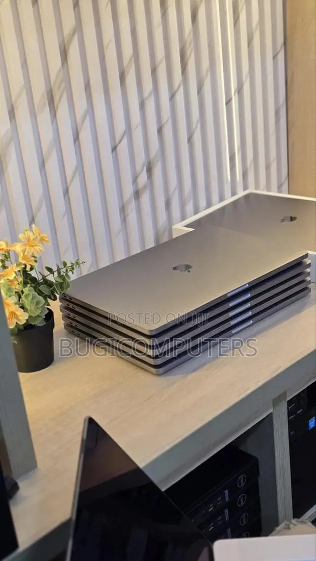 Laptop Apple MacBook Pro 2019 32GB Intel Core i9 SSD 1T · Photo 1