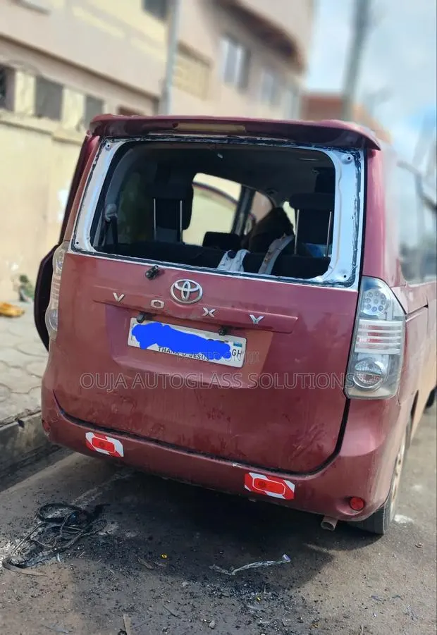2007 Toyota Voxy Heated Back Tailgate Window Back Glass Available · Photo 1