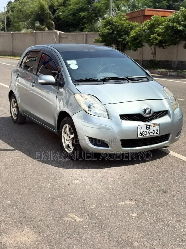 Toyota Vitz 1.3 FWD 5dr 2010 Silver · Photo 1