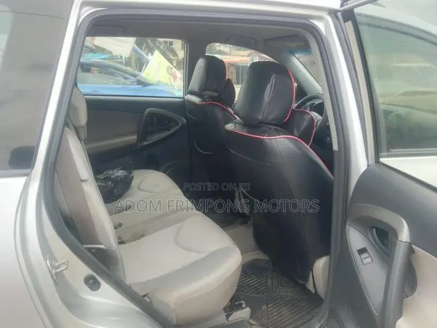 Toyota RAV4 2009 Silver · Photo 1