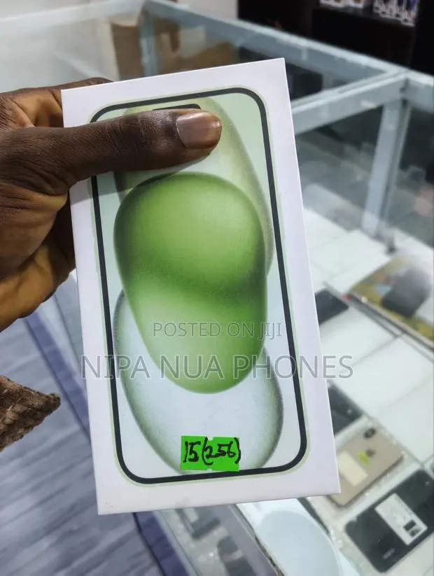 New Apple iPhone 15 256 GB Green · Photo 1