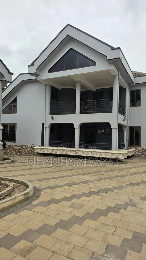 7bdrm House in Community20, Sakumono for rent · Photo 1