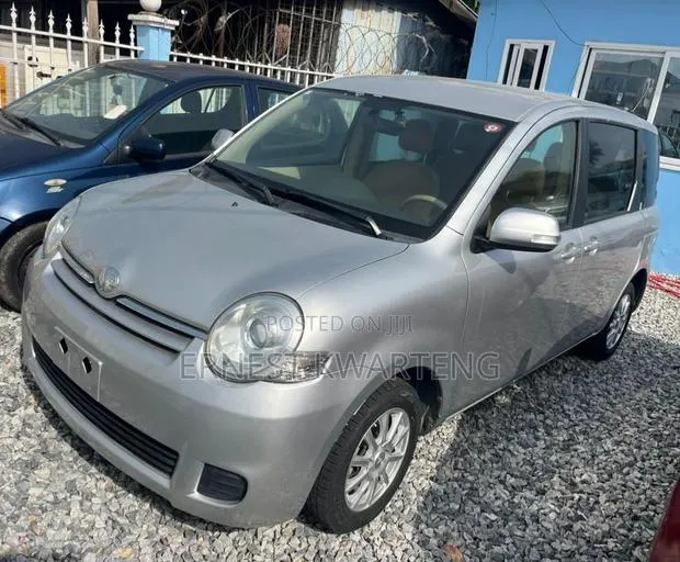 Toyota Sienta 2014 Gray · Photo 1
