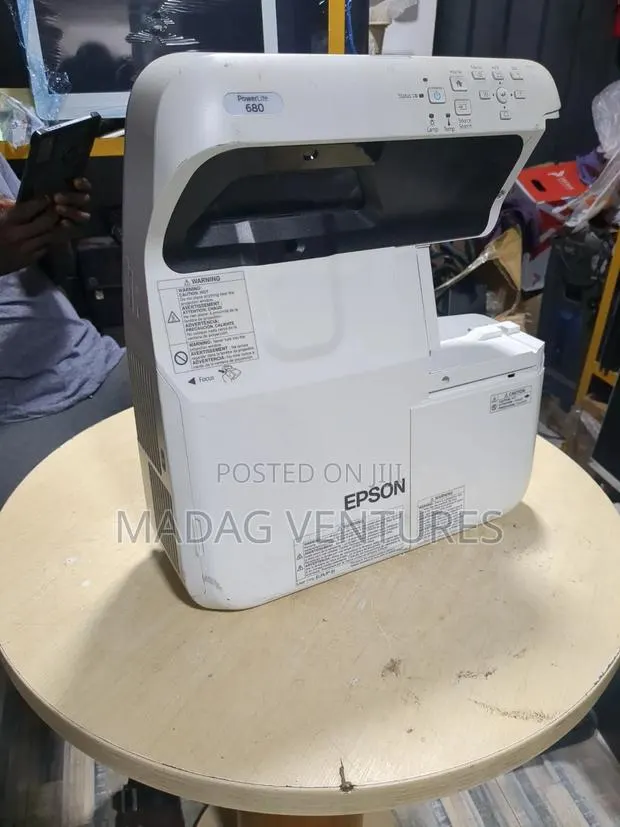 Epson EB-695Wi LCD · Photo 1