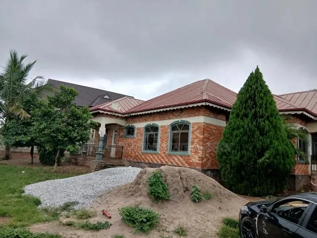 7bdrm House in Born 2 Pray Estate, Ejisu-Juaben Municipal for rent · Photo 1