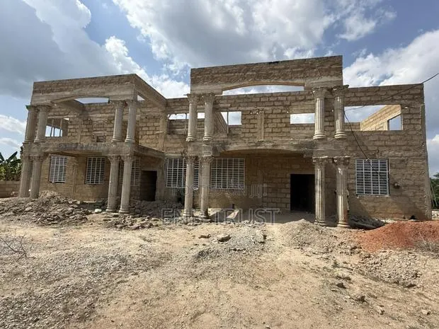 14bdrm Mansion in Juaben Effiduase for sale · Photo 1