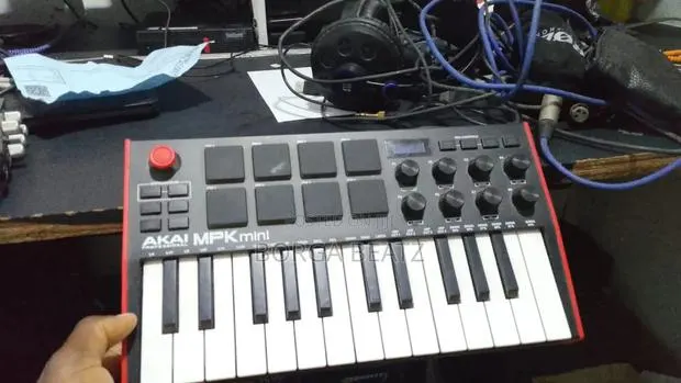 Akai MPK Midi Controller Studio Keyboard · Photo 1