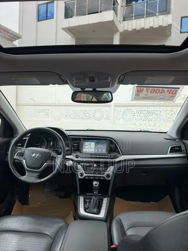 Hyundai Elantra Limited Sedan FWD (2.0L 4cyl 6A) 2017 Red · Photo 1